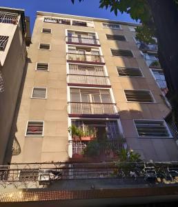 a tall building with balconies and plants on it at Apartamento Remodelado 2 Habitaciones en la Mejor Zona del Centro de Caracas in Caracas