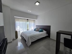 En eller flere senge i et værelse på Monoambiente céntrico Nqn, excelente vista