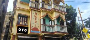 OYO 72817 Palace Inn في Jādabpur: مبنى مع علامة على جانبه +20 صورة