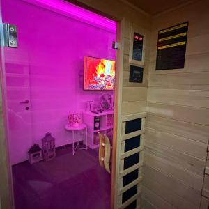 ein Zimmer mit einem rosafarbenen Waschbecken und einem Tisch in der Unterkunft La Suite Liege in Seraing