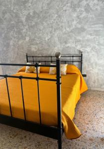 萨莱诺B&B MeryRosy的卧室里有一张床，上面铺着黄色毯子