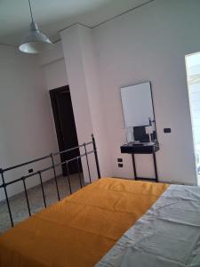 萨莱诺B&B MeryRosy的卧室里有一张床，墙上有一面镜子