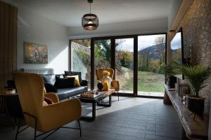 een woonkamer met een bank en een tafel bij Villa Christina in Karpenisi