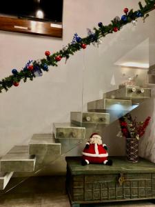 克萨尔特南戈Brazilian Art - Christmas edition的一个毛绒玩具放在桌子上，旁边摆放着圣诞装饰品。