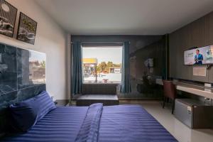 a bedroom with a blue bed and a window at Thailand Laos Border Superior Room in Ban Na Ko
