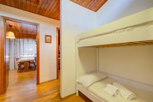 Ένα ή περισσότερα κρεβάτια σε δωμάτιο στο La Tana dello Scoiattolo Skiing nearby - Happy Rentals