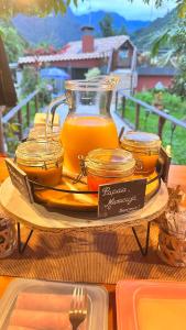 un vassoio con barattoli di succo d'arancia su un tavolo di maderedocevida a Boaventura
