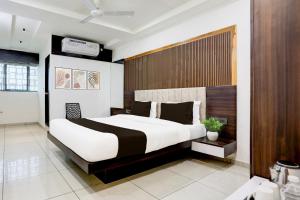 un dormitorio con una cama grande en una habitación en Super Hotel O Nana Chiloda Near Airport Formerly Green Valley, en Ahmedabad