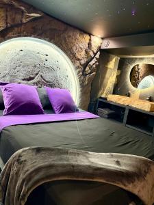 LaudunLove Room L'ecrin d'Asteria的卧室里，床上放着一根假木头。