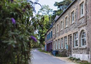 una strada vuota in un vecchio edificio di mattoni di Ty pesker a Jouvente