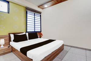 Ένα ή περισσότερα κρεβάτια σε δωμάτιο στο Super Hotel O Naroda GIDC Formerly Yuvraj