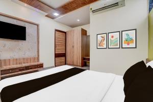 Ένα ή περισσότερα κρεβάτια σε δωμάτιο στο Super Hotel O Naroda GIDC Formerly Yuvraj +22 φωτογραφίες