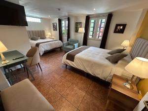 瓦拉斯Habitaciones La Casona的酒店客房,设有两张床、一张桌子和椅子