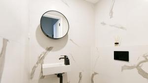 Imagine din galeria proprietății Designer Touch 2-bedroom in Picturesque Area în Golčŭv Jeníkov