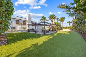 Сад в The Heartland - 5BR Oceanfront Home w Pool