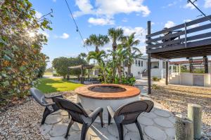 Сад в The Heartland - 5BR Oceanfront Home w Pool +56 фотографий