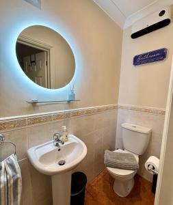 Seagulls Rest - Sheringham في شيرينغهام: حمام مع حوض ومرحاض ومرآة +12 صورة