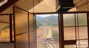 VICTORIA HOUSE - Huancayo - Hualhuas في Hualhuas: نافذة مفتوحة مطلة على الجبل +6 صور