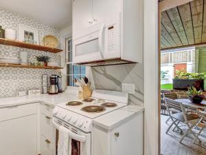 Kuchyň nebo kuchyňský kout v ubytování Serenity on Jones