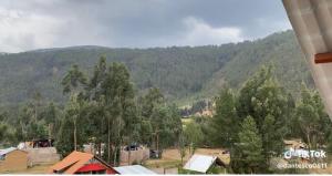 VICTORIA HOUSE - Huancayo - Hualhuas في Hualhuas: اطلاله على جبل فيه اشجار وبيوت