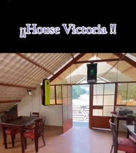 VICTORIA HOUSE - Huancayo - Hualhuas في Hualhuas: غرفة طعام مع طاولة واضاءة خضراء