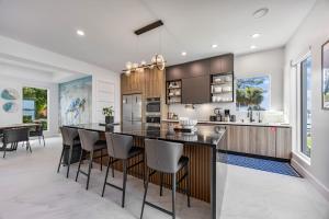 Kuchyň nebo kuchyňský kout v ubytování 2-Story Indian Riverfront Oasis Dock & Views