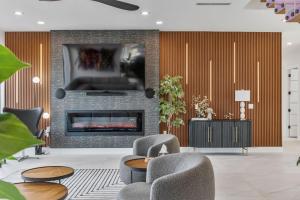 Posezení v ubytování 2-Story Indian Riverfront Oasis Dock & Views + 73 fotografií