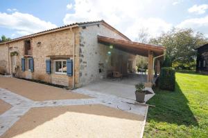 Saint-GeorgesGite Coeur des Ondes - Bleuet的砖砌建筑前的庭院