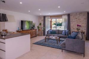 Saint-GeorgesGite Coeur des Ondes - Bleuet的客厅里有一张沙发和一张桌子。