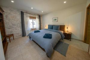 Saint-GeorgesGite Coeur des Ondes - Bleuet的一间卧室，有一张大床，床上有两条毛巾 更多2张照片