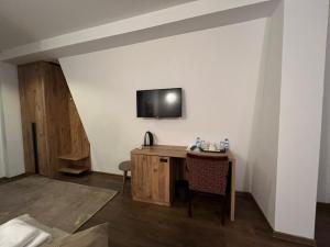 Una televisión o centro de entretenimiento en Maar Hotel Brezovice