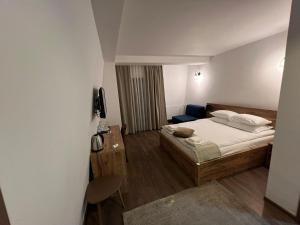 Una cama o camas en una habitación de Maar Hotel Brezovice