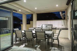 ein Esszimmer mit Tisch und Stühlen in der Unterkunft River Devine in White Sands