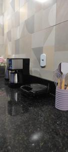 ein Badezimmer mit einer Toilette auf einer Ablage in der Unterkunft Suítes do Forno 1 in Arraial do Cabo