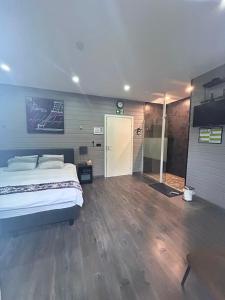 ein Schlafzimmer mit einem Bett und einer Glasschiebetür in der Unterkunft Kuai Guestroom Brugge in Brügge