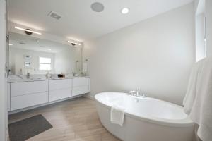 Ванная комната в Luxury Beachside 4BR 3BA Waterfront Home