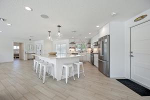 Кухня или мини-кухня в Luxury Beachside 4BR 3BA Waterfront Home
