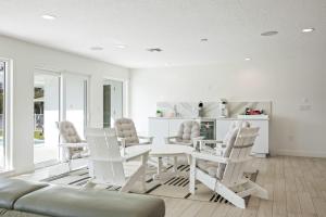 Гостиная зона в Luxury Beachside 4BR 3BA Waterfront Home +32 фотографии