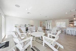 Кухня или мини-кухня в Luxury Beachside 4BR 3BA Waterfront Home
