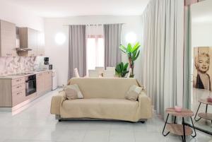 a living room with a couch and a kitchen at Cappuccini Friends in Peschiera del Garda