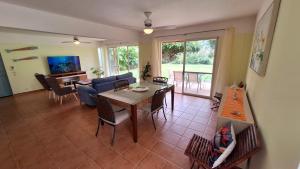 un soggiorno con un tavolo e un divano di PLAYA BLANCA GOLF and BEACH VILLA a Playa Blanca