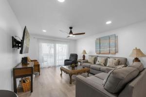 Una televisión o centro de entretenimiento en Cocoa Beach Towers Condo-Perfect Ocean View