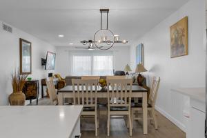 Un lugar para sentarse en Cocoa Beach Towers Condo-Perfect Ocean View 26 fotos más