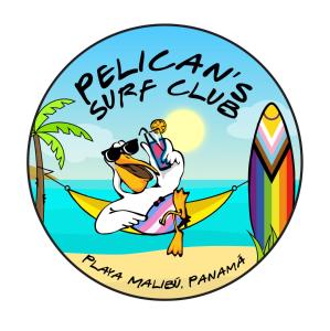 新戈尔戈纳Aparthotel Pelican's Surf Club的一只卡通鹈鹕在海滩上的吊床上悠闲地晒太阳