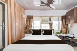 艾哈迈达巴德Super Collection O Maninagar East Formerly Maninagar Residency的一间卧室，配有一张大床和一扇窗户。