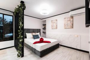 Ένα ή περισσότερα κρεβάτια σε δωμάτιο στο Aralias Villas