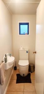 MotungararaCasa de los Tūi的带马桶和水槽的浴室