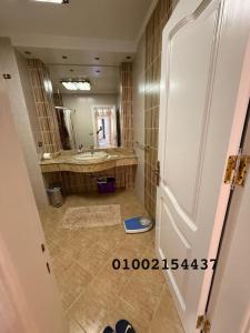 a large bathroom with a sink and a mirror at شقه 401عائليه سوبر لوكس في وسط الحي الافرنجي في مركز المدينه in Port Said +11 photos
