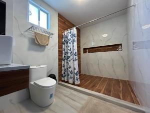 ein Badezimmer mit Toilette und Dusche in der Unterkunft Mar de Calafia 1 in Divisadero + 54 Fotos