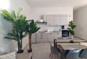 Kuchyň nebo kuchyňský kout v ubytování BookingPeschiera bei Gardaland + 70 fotografií